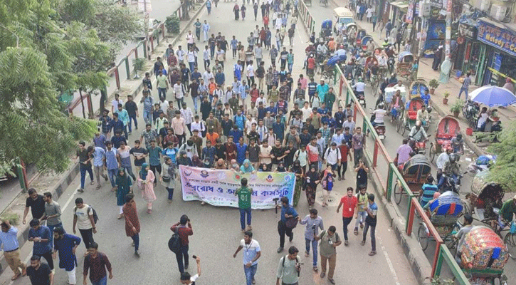 সায়েন্সল্যাব মোড় অবরোধ করেছেন ৭ কলেজের শিক্ষার্থীরা