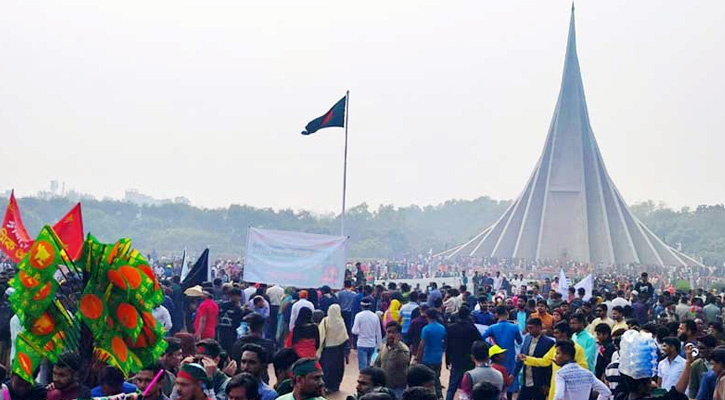 শহীদদের শ্রদ্ধা জানাতে স্মৃতিসৌধে সর্বস্তরের মানুষের ঢল