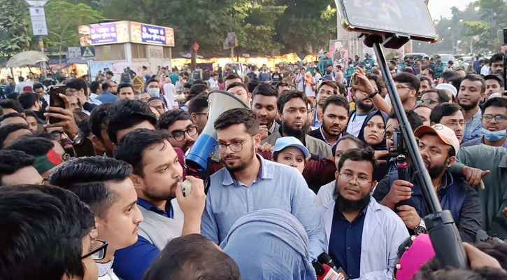 কর্মবিরতির ঘোষণা দিয়ে শাহবাগ ছাড়লেন চিকিৎসকরা