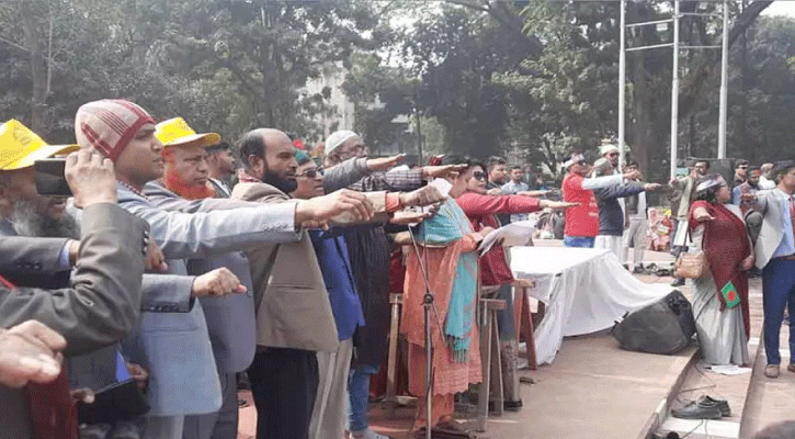 শহিদ মিনারে দাবি আদায়ের শপথ নিলেন শিক্ষকরা