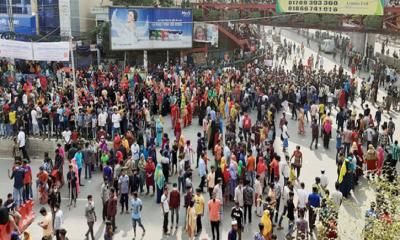 মিরপুরে পোশাক শ্রমিকদের সড়ক অবরোধ