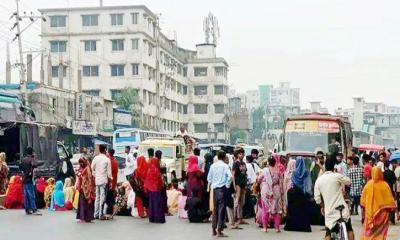 বকেয়া বেতনের দাবিতে মহাসড়ক অবরোধ